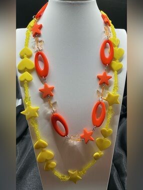 2 RETRO 80’S CHUNKY YELLOW SND ORANGE LARGE BEADEEDHEART AND STAR NECKLACES.